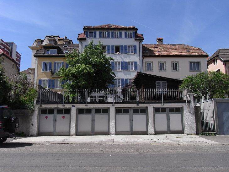 Les garages individuels dans la cour